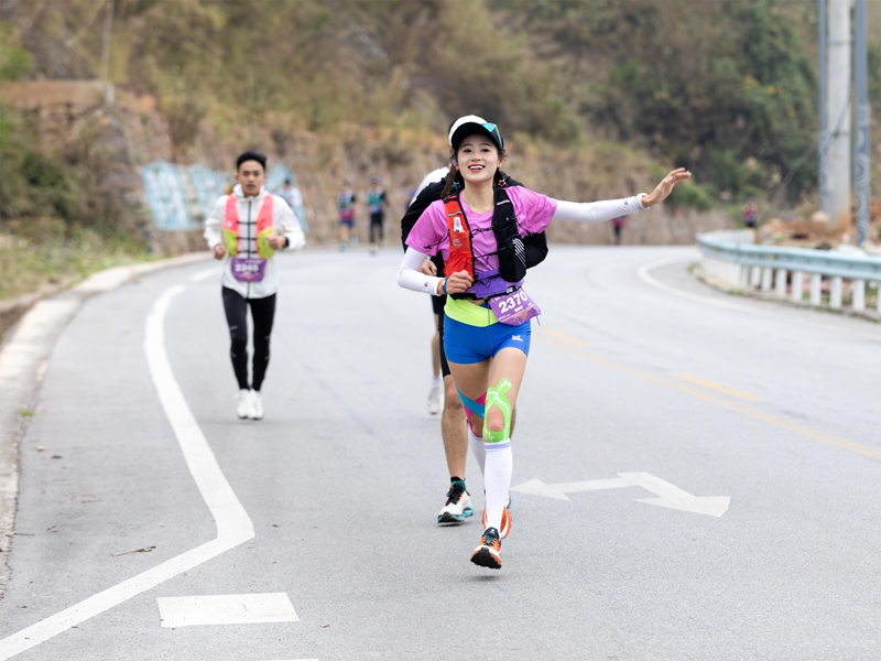 选手在赛道上奔跑。