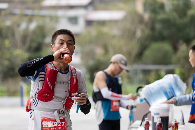 选手在补给点补充能量。