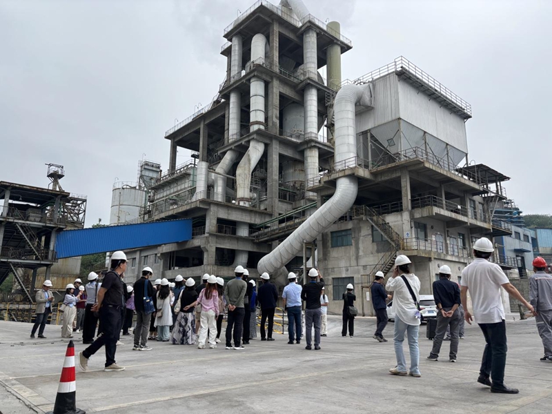 5.今年9月，2025年“一带一路”中外媒体采访行记者在息烽县磷煤化工生态工业基地采访.jpg