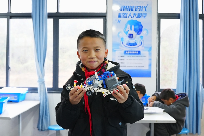 4、学生展示组装科技套装。（杨豪 摄）