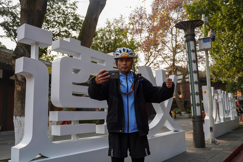 参赛选手打卡留念。