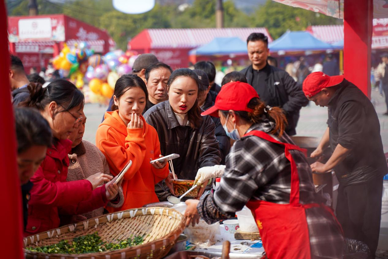 遵义美食吸引着游客前来品尝。