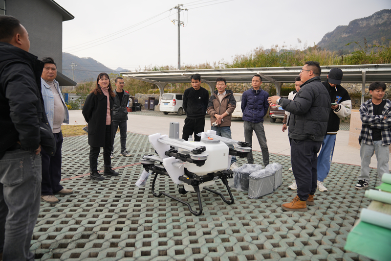 圖為農用中型無人機培訓現場。