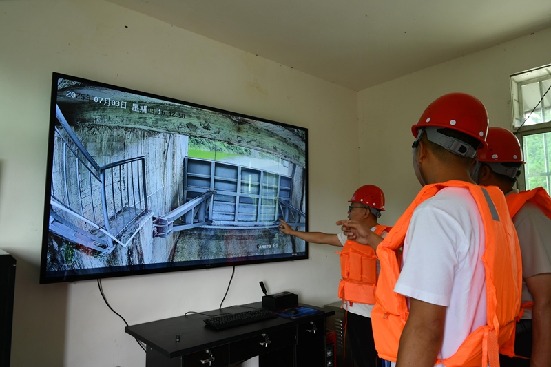 罗甸县水务局工作人员通过实时监控查看水库闸门情况.jpg