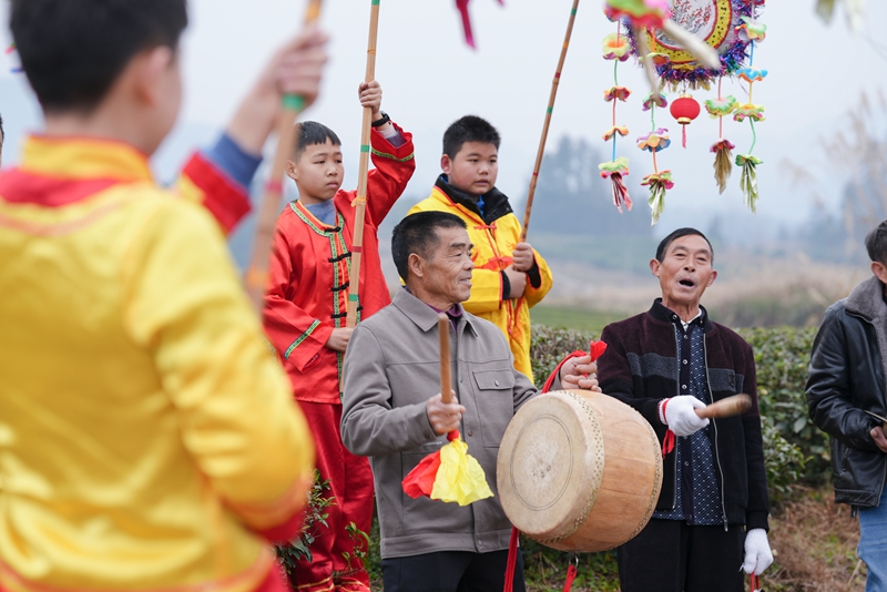 茶灯戏现场。贺卫民摄