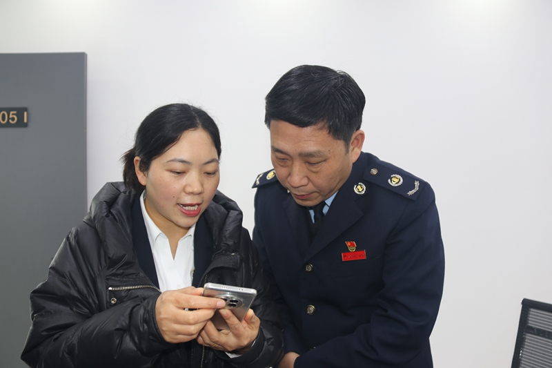 长顺县税务局主要负责人了解企业“支付及开票”使用体验.JPG