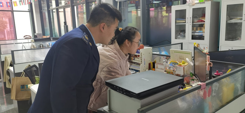 都匀市税务局工作人员实地辅导企业合规处理涉税业务。