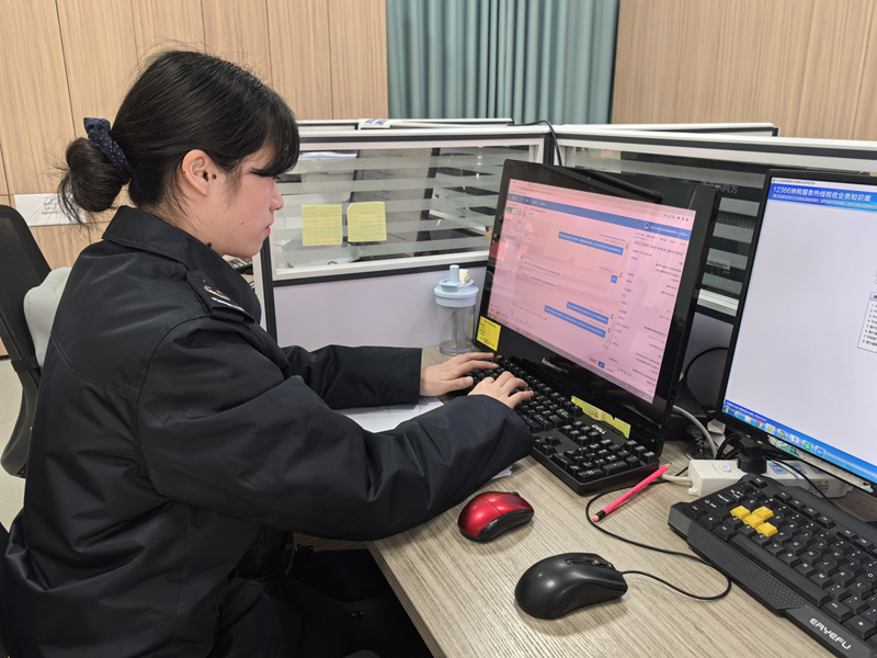 圖為征納互動坐席人員輔導納稅人線上辦理跨區遷移事項。吳蓉攝