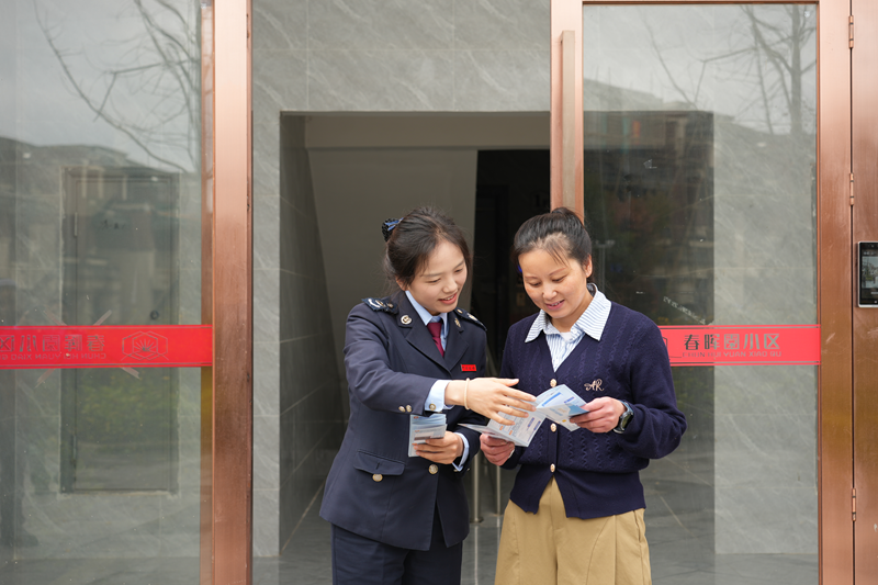 稅務干部向社區居民發放宣傳資料。李琪攝