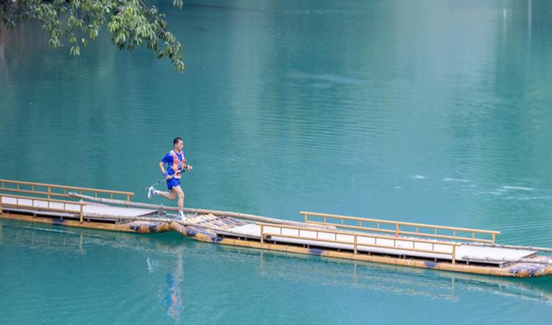 贵州罗甸：暖冬开跑 1200名越野跑爱好者畅享山水赛道