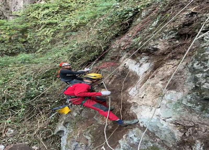 1 图为莲花古洞危岩除险加固现场