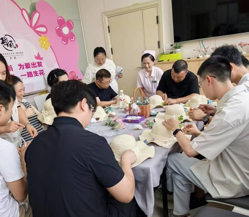 貴州中醫藥大學第一附屬醫院產科組織孕媽媽及家屬做手工