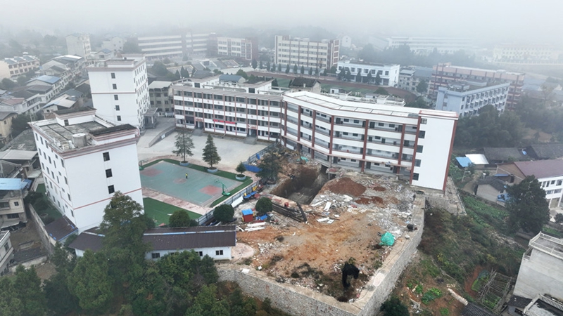 岑巩县第六小学。