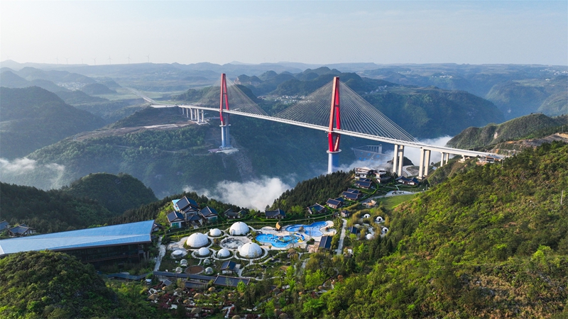 龍裡河大橋與雲從朵花溫泉度假中心交相輝映。龍裡縣供圖