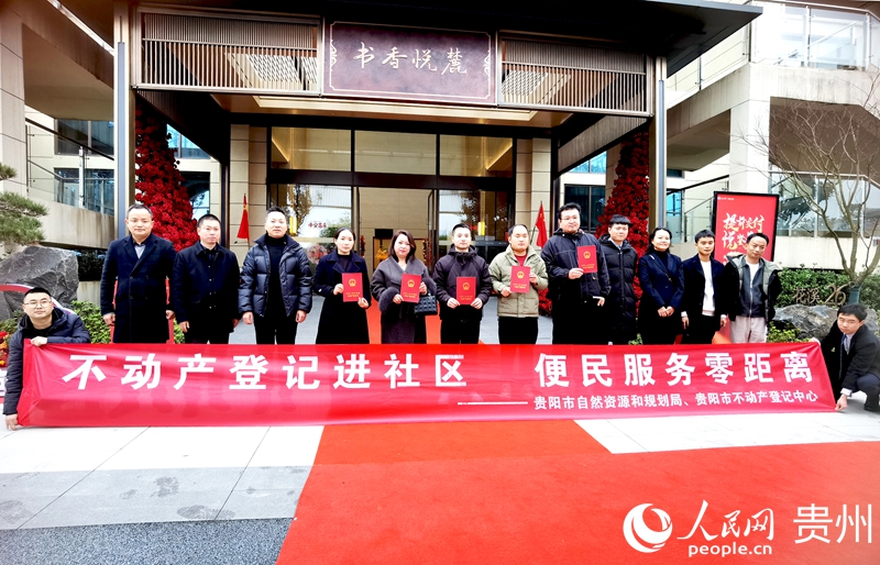 合影留念。人民網記者 王秀芳攝