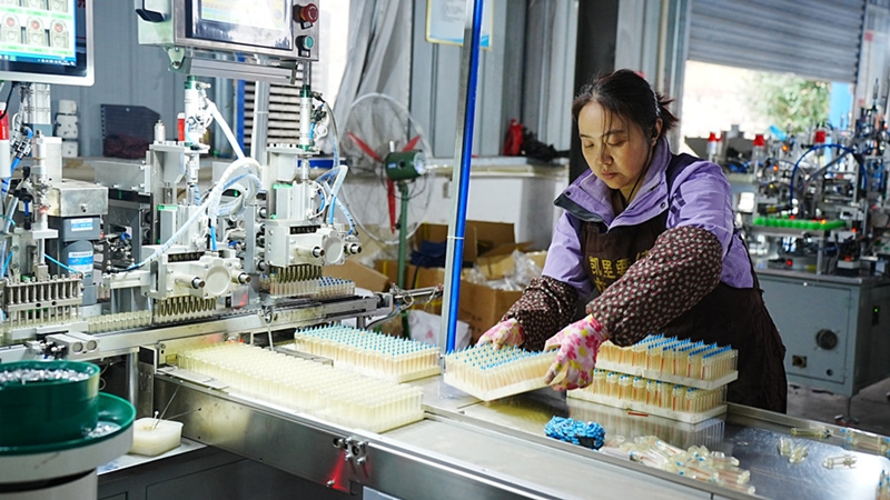 3.工人正在组装打火机