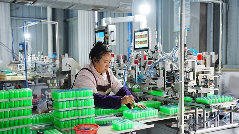 4.工人正在组装打火机