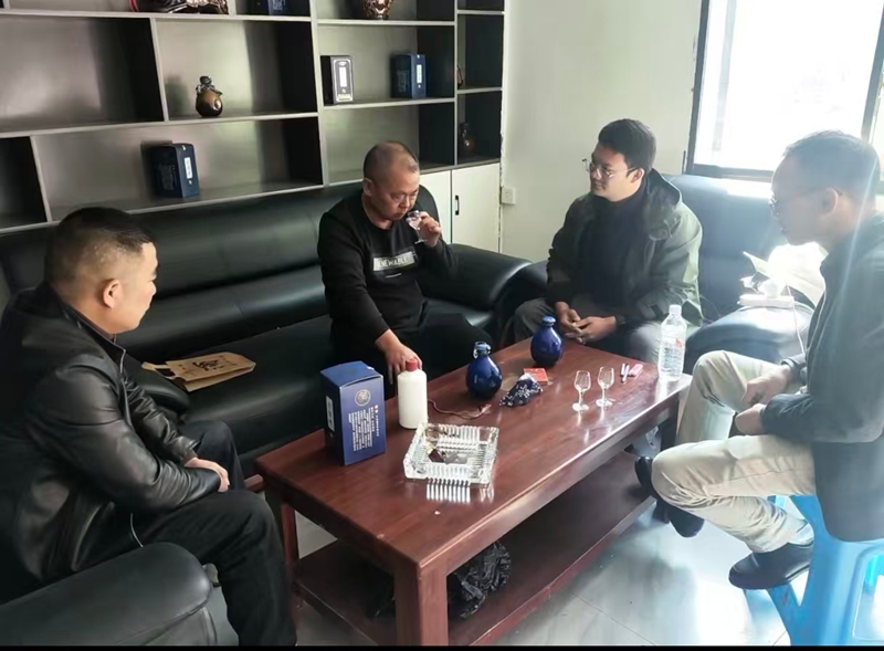 3 圖為非遺專家現場指導釀酒技藝