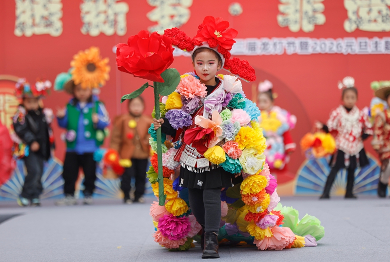 2025年12月30日，在贵州省黔东南苗族侗族自治州施秉县第四幼儿园举行的迎新年活动中，小朋友在表演苗族时装秀。（磨桂宾 摄） (2)