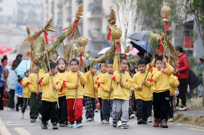 2025年12月31日，贵州省黔东南苗族侗族自治州施秉县第二幼儿园的小朋友们在迎新年活动中参加巡游。（邰胜智 摄）