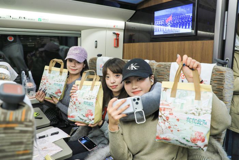 乘客收到“宠粉礼包”。