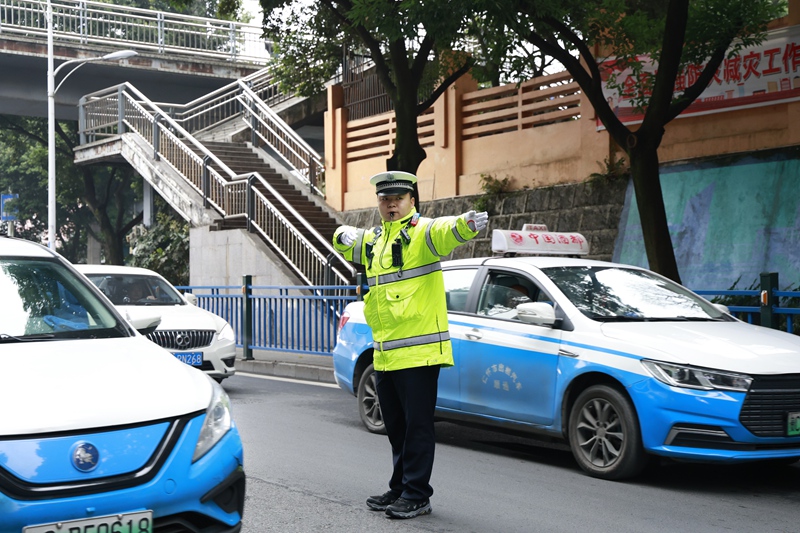 1、仁怀主城区主要路段车流如织，仁怀市交管大队交通秩序管理中队警员正挥动着指挥手势，引导车辆有序通行。