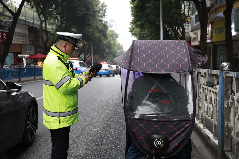 2、仁怀市交管大队交通秩序管理中队警员正查处违法行为 。