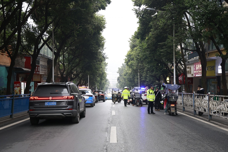 3、仁怀市交管大队交通秩序管理中队警员正查处违法行为。