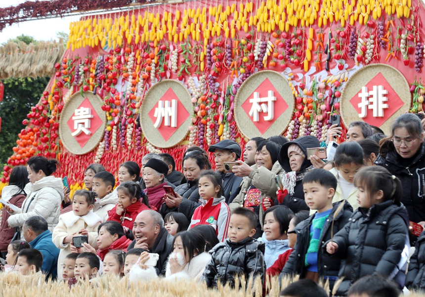 6 图为乡亲齐围观，为“村排”喝彩