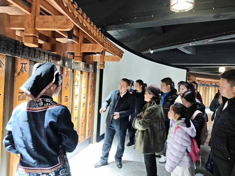 “香港惠苗协会幼师同行计划”考察交流活动在黔南师院启动 (2)