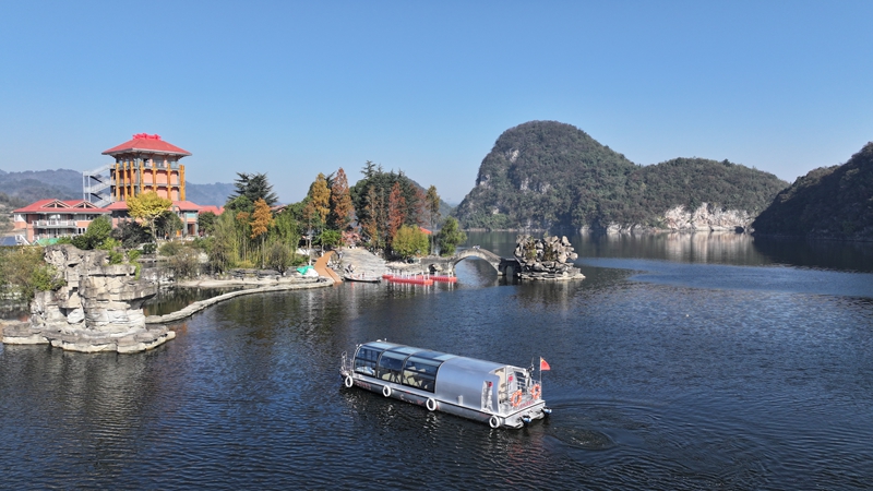 百花湖生态电动游船上线。