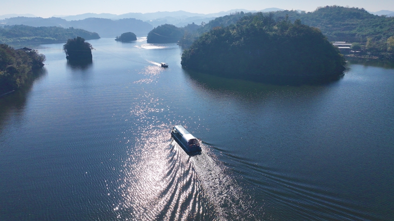 百花湖生态电动游船上线。