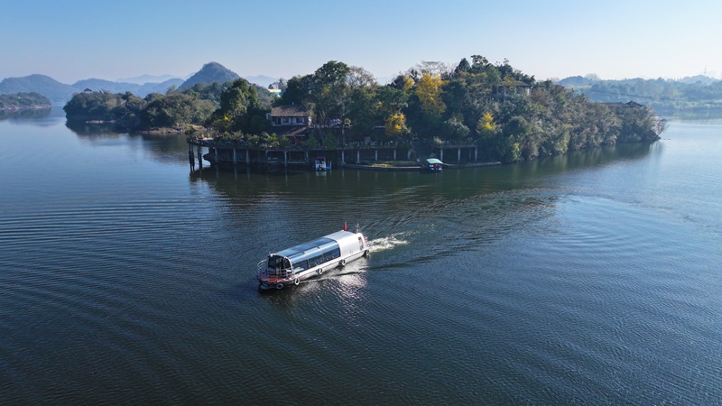 百花湖生态电动游船上线。