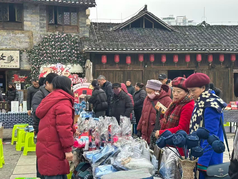 游客市民爭相購買。