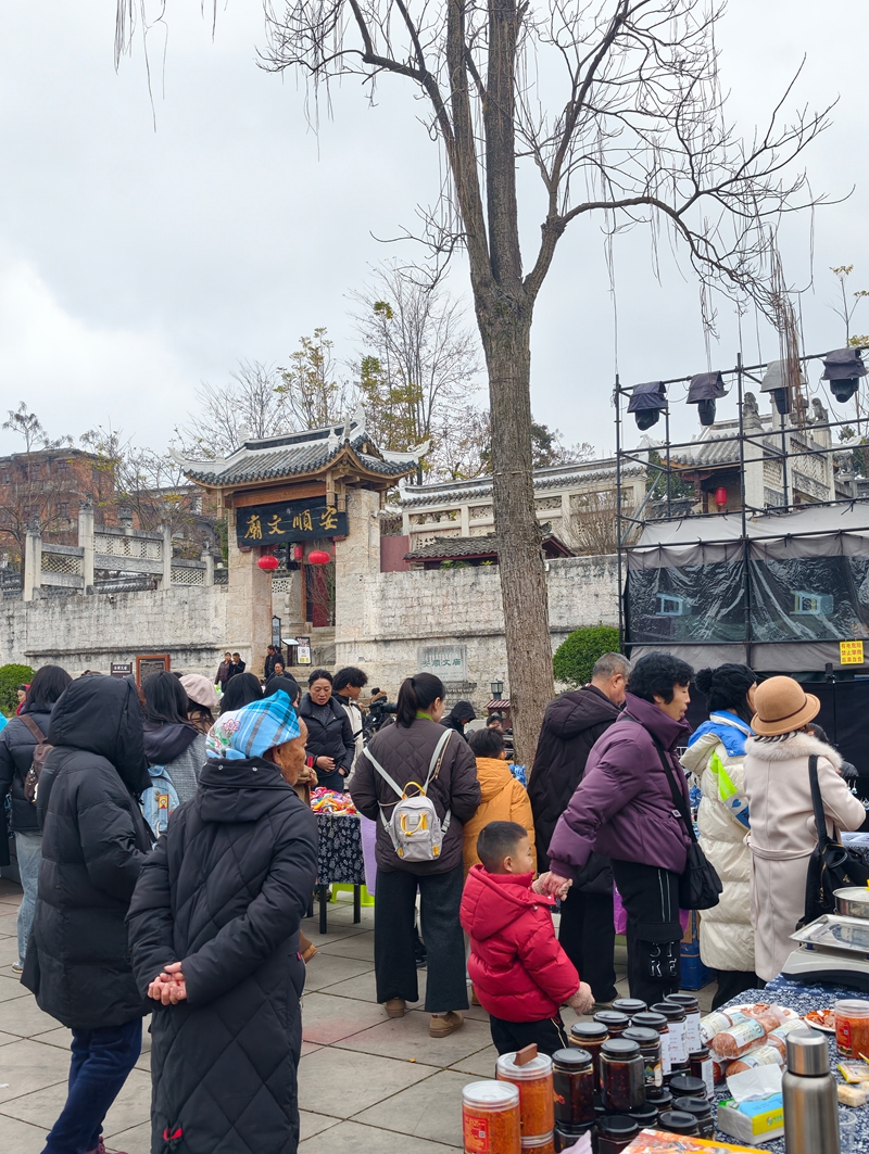 游客市民爭相購買。