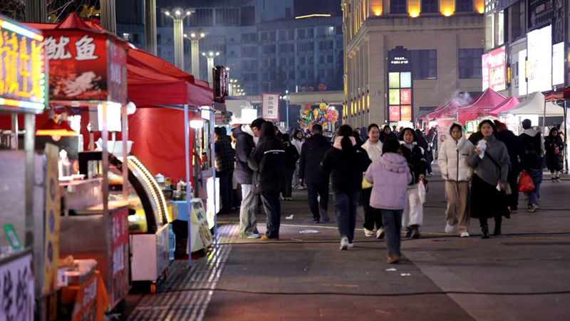 新年夜市街人头攒动。