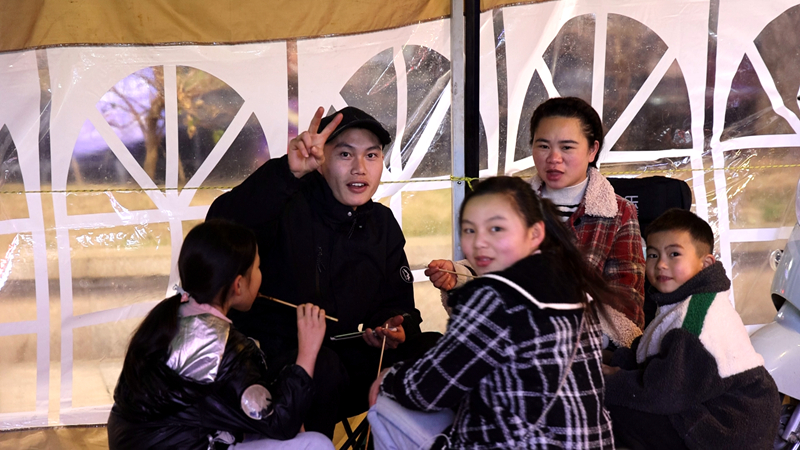 夜市街人气满满。