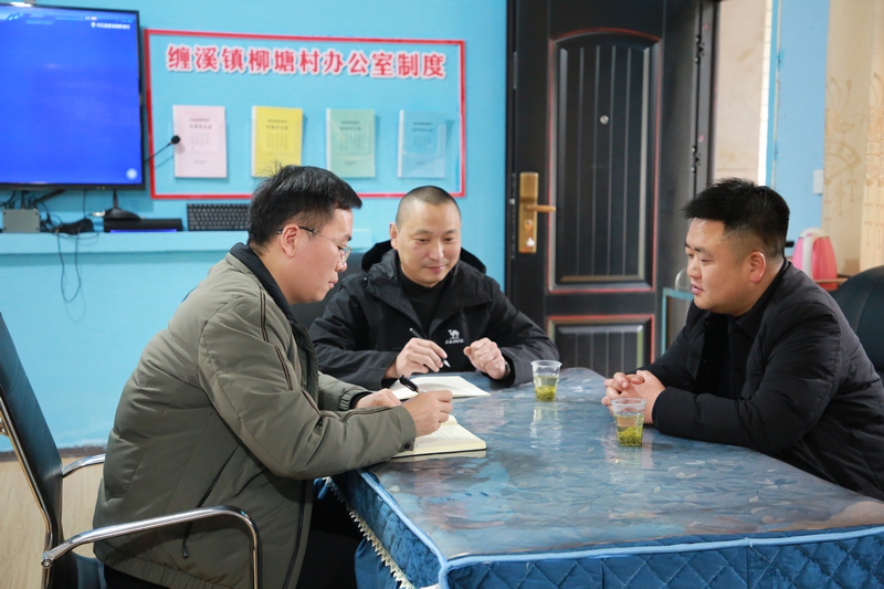 印江自治縣纏溪鎮黨委班子成員常態走訪駐村干部。梅亞軍攝