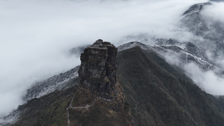 貴州梵淨山迎2026年首場降雪，半山銀白奇景驚艷亮相。
