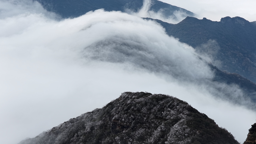 貴州梵淨山迎2026年首場降雪，半山銀白奇景驚艷亮相。