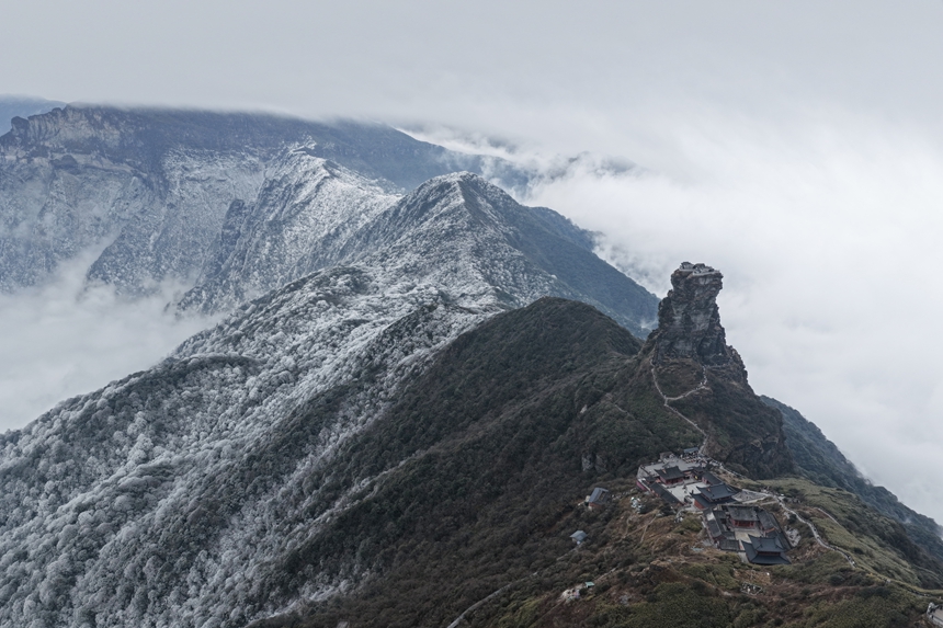 貴州梵淨山迎2026年首場降雪，半山銀白奇景驚艷亮相。