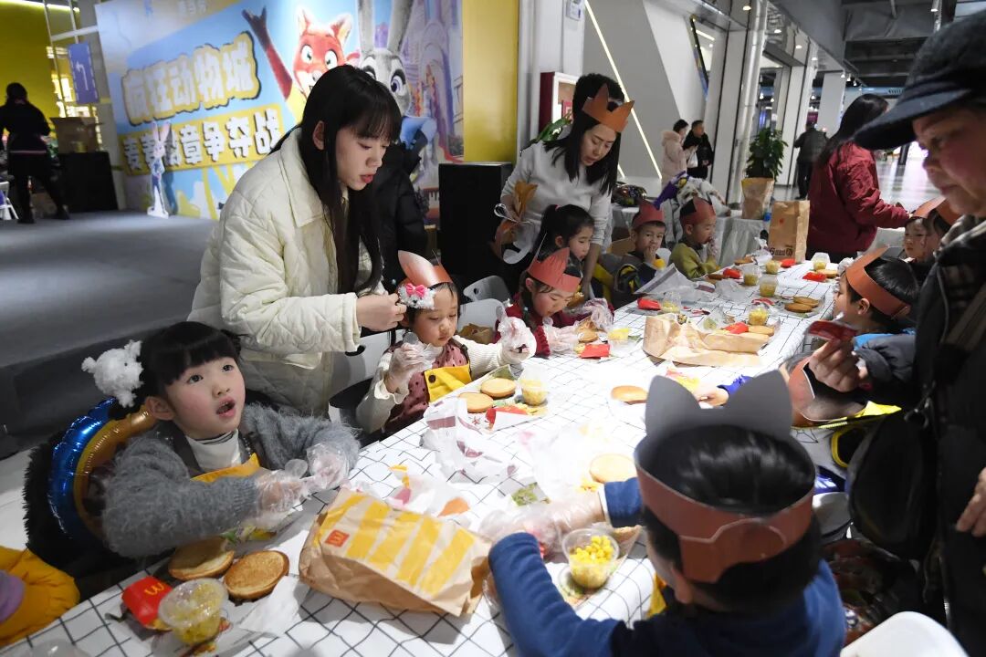 圖片在亨特城市廣場內，小朋友們正在開展活動4