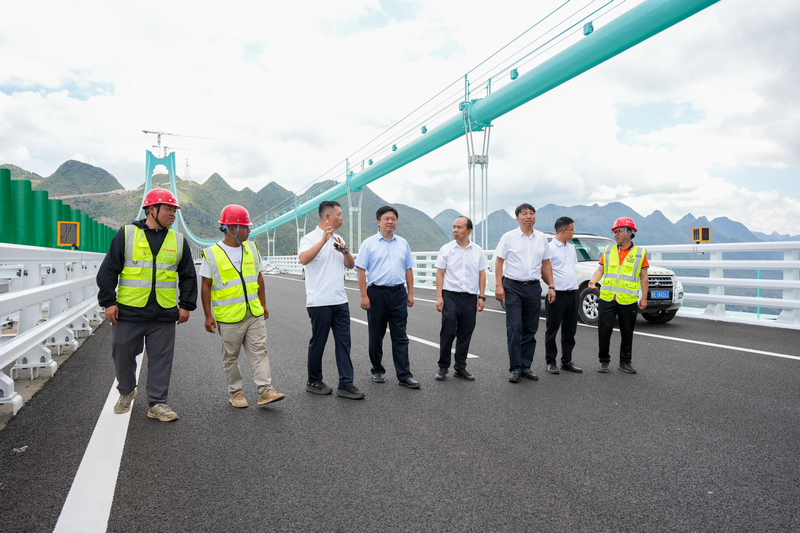 學校赴“世界第一高橋”調研學校科技成果轉化、社會服務情況並慰問參建校友代表。