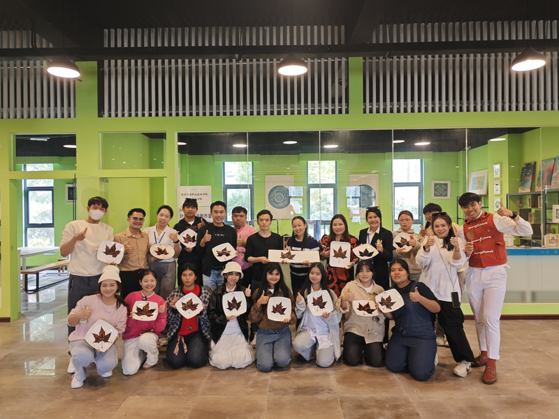 同學們展示自己創作的非遺葉雕作品。