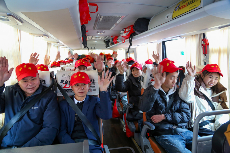 赫章縣組織專車接送返崗的外出務工群眾。陳春志攝