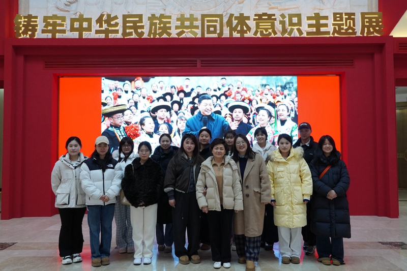 传媒学院师生在贵州省民族博物馆合影留念。