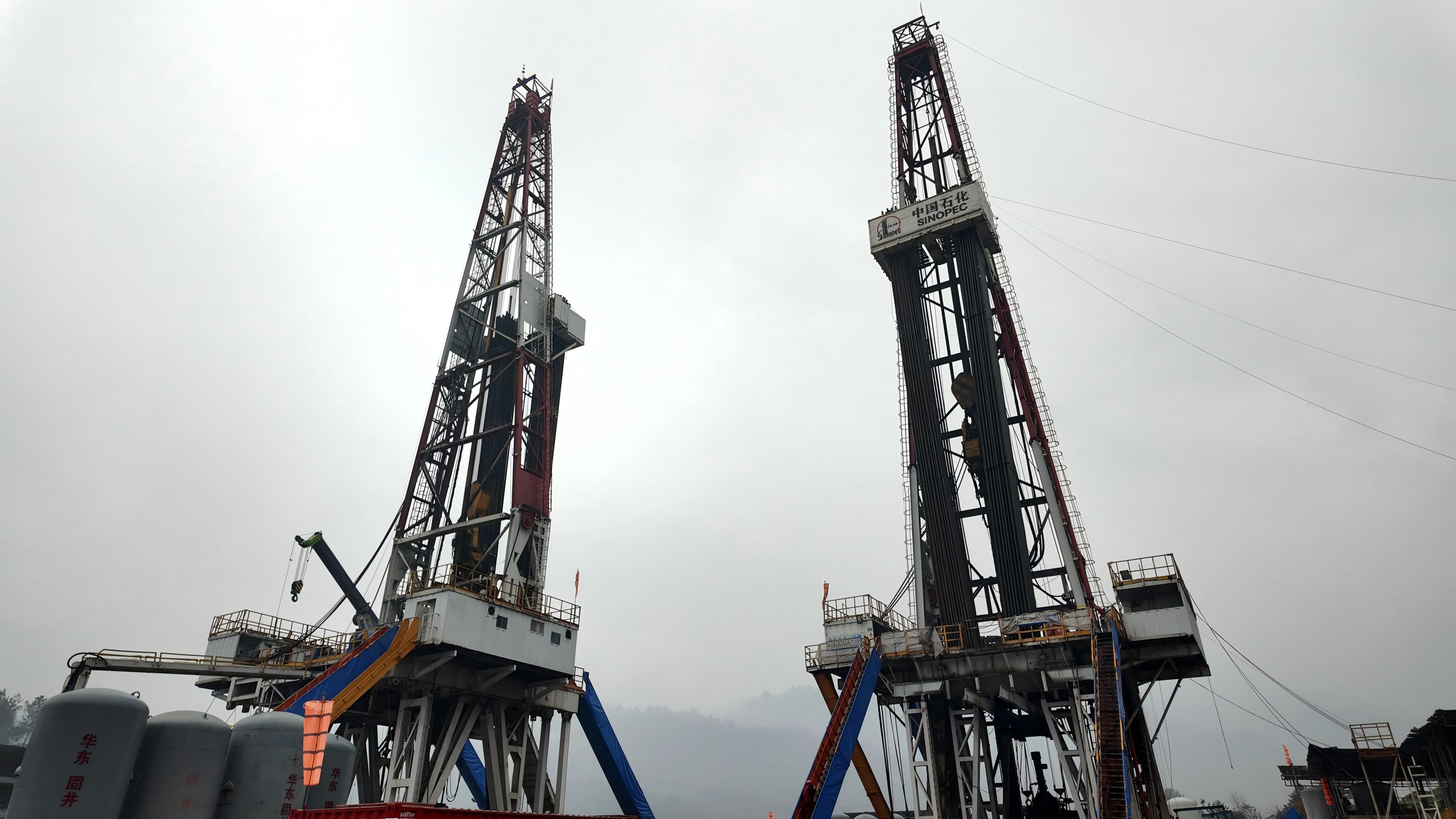 丁頁16平台鑽井機械。張川攝