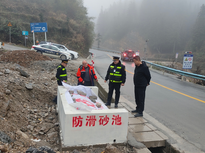 3 图为交通执法人员与辖区公路管理段联合检查国省道易凝冻路段抗凝物资储备情况。