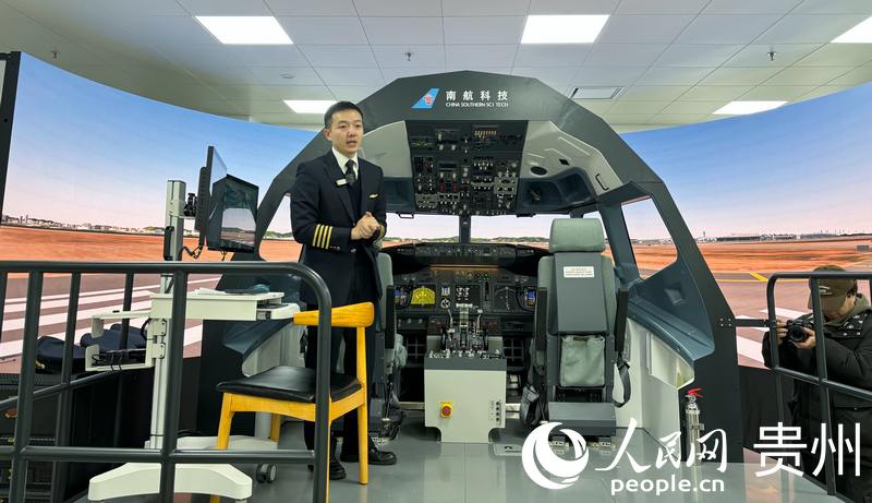 飞行员详细介绍飞行导航程序训练器。人民网记者 高华摄