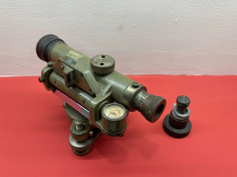 1 图为水准仪.jpg